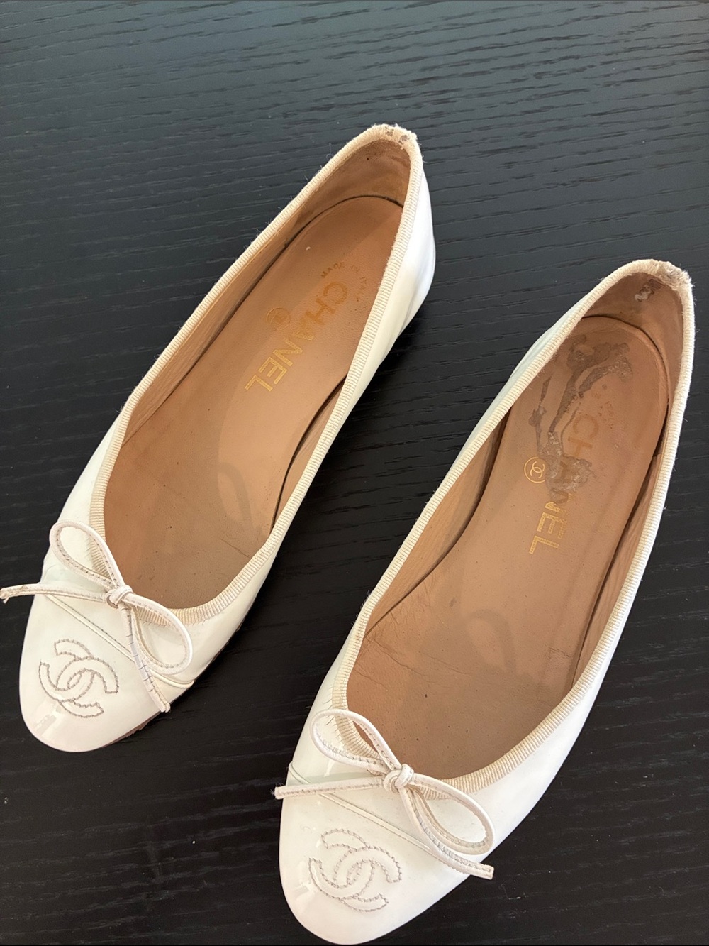 CHANEL White Patent Leather Ballet Flats with CC Logo and Bow